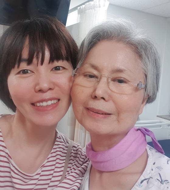 지난 2022년 남유하 작가와 어머니 조순복씨. 사진 남 작가