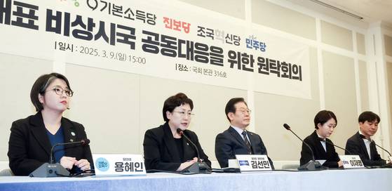 이재명 더불어민주당 대표가 9일 오후 국회에서 열린 '야5당 대표 비상시국 공동대응을 위한 원탁회의'에 참석해 발언하고 있다. 김성룡 기자