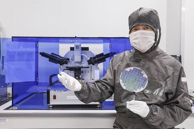 이혁재 서울대 반도체공동연구소장이 서울대학교 반도체공동연구소에서 장비를 소개하고 있다. /사진=임형택 기자