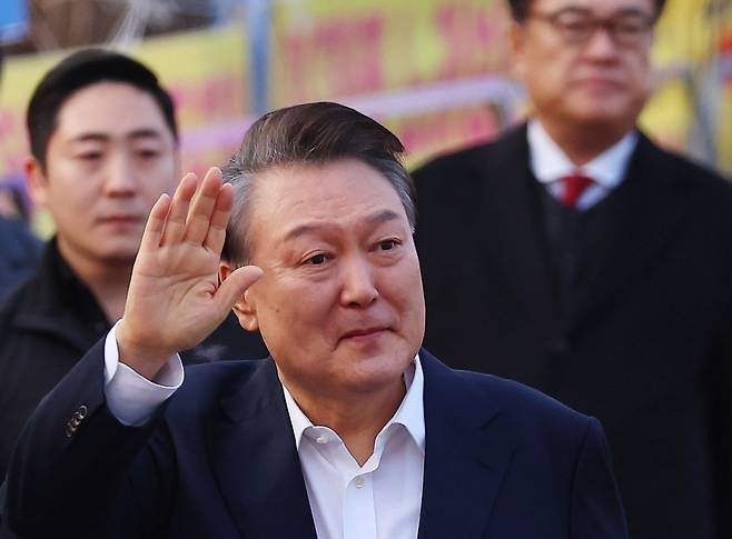 석방된 윤석열 대통령이 지난 8일 경기도 의왕시 서울구치소를 나서며 차에서 내려 지지자들에게 인사하고 있다. 사진=연합뉴스