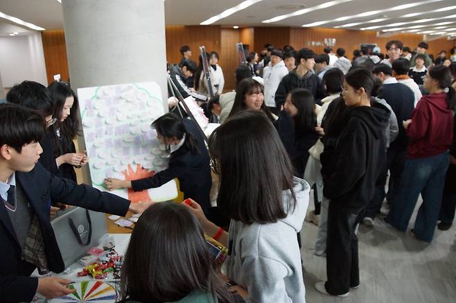 8일 부산 부전교회에서 열린 제18회 학교기도불씨운동 집회에 앞서 참석자들이 부스 체험을 하며 즐거운 시간을 보내고 있다.