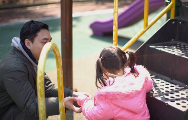 놀이터씬에서 아역배우(자애)의 연기지도를 하는 이진혁 감독. 본인 제공