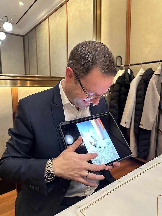 호텔 마스코트인 고양이를 소개하는휴 미란다 세일즈 부사장 / 사진=권효정 여행+ 기자