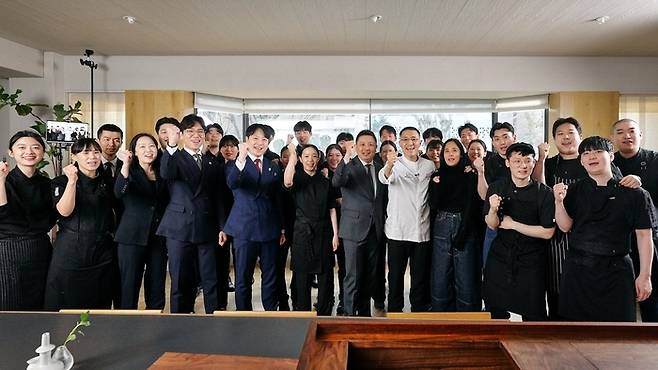 지난달 25일, 서울 강남구 청담동에 위치한 밍글스의 강민구 셰프와 그의 팀이 미쉐린 3스타 획득을 축하하고 있다. 미쉐린 가이드