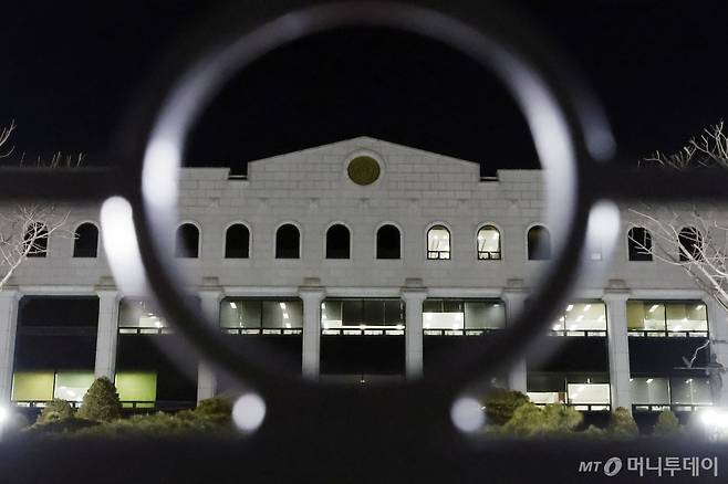 [과천=뉴시스] 최동준 기자 = 중앙선거관리위원회가 5일 특혜채용 당사자인 고위직 간부 자녀 10명을 직무에서 배제했다.  노태악 중앙선거관리위원장은 사과문을 통해 국민 여러분이 만족할 때까지 제도 개선을 위해 최선을 다하겠다고 밝혔다. 사진은 이날 경기 과천시 중앙선거관리위원회 모습. 2025.03.05. /사진=최동준