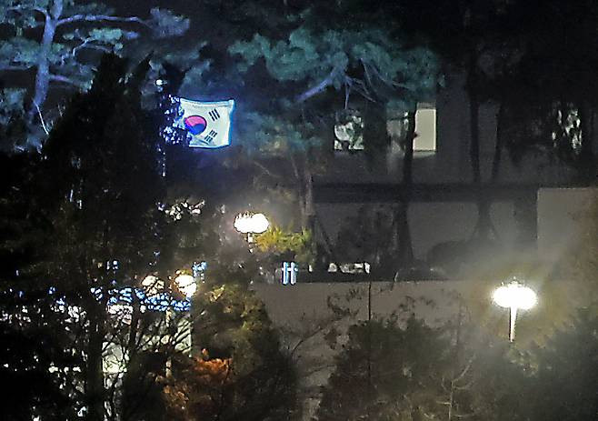 윤석열 대통령이 석방되어 관저로 복귀한 8일 오후 용산구 한남동 관저에 태극기가 게양돼 있다. /사진=뉴시스
