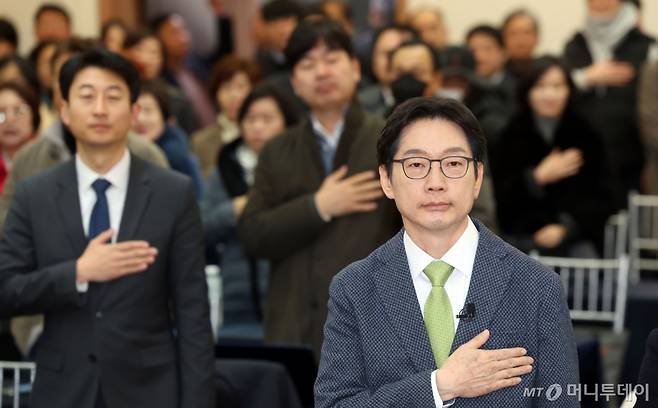 [부산=뉴시스] 하경민 기자 = 김경수 전 경남도지사가 27일 부산 동구 부산일보사 소강당에서 초청강연을 하기에 앞서 국민의례를 하고 있다. 2025.02.27.  /사진=하경민