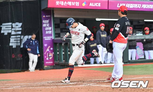[OSEN=부산, 이석우 기자] 8일 부산 사직야구장에서 2025 신한 SOL 뱅크 KBO 리그 롯데 자이언츠와 KIA 타이거즈의 시범경기가 열렸다. 홈팀 롯데는 박세웅이 선발로 출전하고, 방문팀 KIA는 올러가 선발로 출전했다.롯데 자이언츠 최항이 7회말 2사 정훈 타석때 KIA 타이거즈 조상우의 폭투에 득점을 올리고 있다. 2025.03.08 / foto0307@osen.co.kr