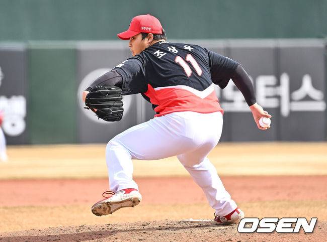 [OSEN=부산, 이석우 기자] 8일 부산 사직야구장에서 2025 신한 SOL 뱅크 KBO 리그 롯데 자이언츠와 KIA 타이거즈의 시범경기가 열렸다. 홈팀 롯데는 박세웅이 선발로 출전하고, 방문팀 KIA는 올러가 선발로 출전했다.KIA 타이거즈 조상우가 역투하고 있다. 2025.03.08 / foto0307@osen.co.kr