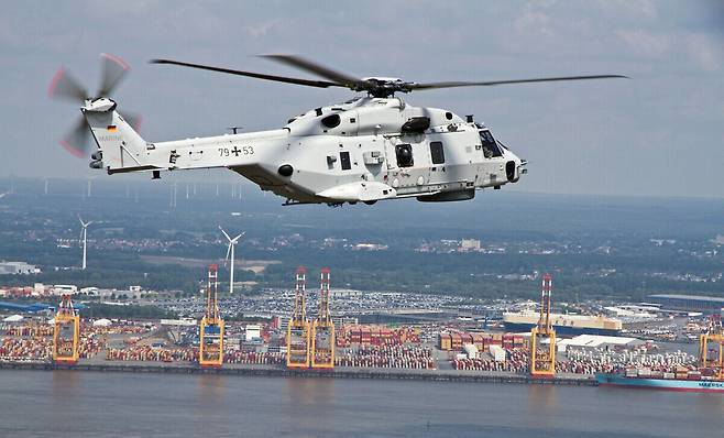 독일군 소속 NH-90 헬기가 저공비행을 하고 있다. 세계일보 자료사진