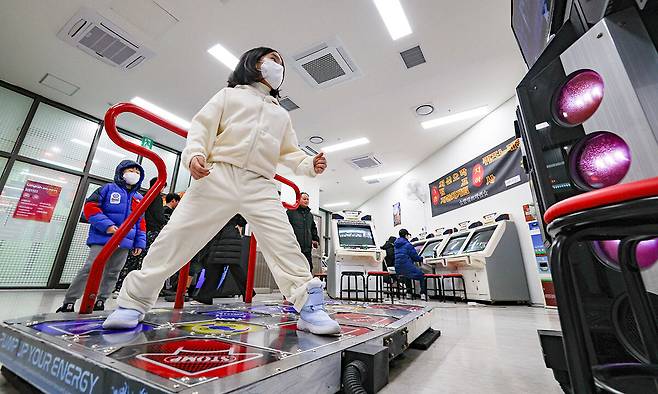 서울 동대문구 청량오락실에서 한 아이가 펌프(Pump it up) 게임을 즐기고 있다.