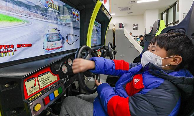 서울 동대문구 청량오락실에서 한 아이가 데이토나 USA 2 게임을 즐기고 있다.