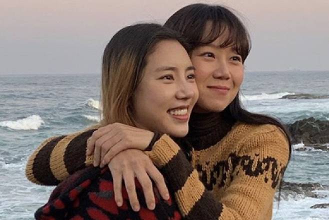 2019년 가수 겸 배우 손담비와 배우 공효진(왼쪽)의 동백꽃필무렵 촬영 당시 모습. 손담비 인스타그램 캡처