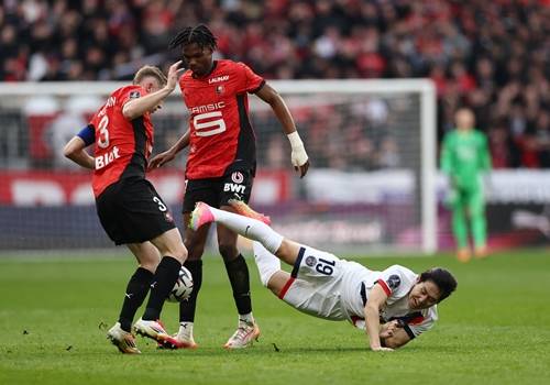 ▲ 일단 이적 시장 문이 닫히면서 설은 수그러들었지만, 프랑스의 '풋01'이라는 매체에서 '이강인은 PSG에서 몇 주를 더 보낸 뒤 여름 이적 시장에서 떠날 것이다. 경영진 중) 결정권이 있는 이들이 확인해 줬다'라며 매각 대상으로 분류됐다는 보도가 나왔다. ⓒ연합뉴스/REUTERS