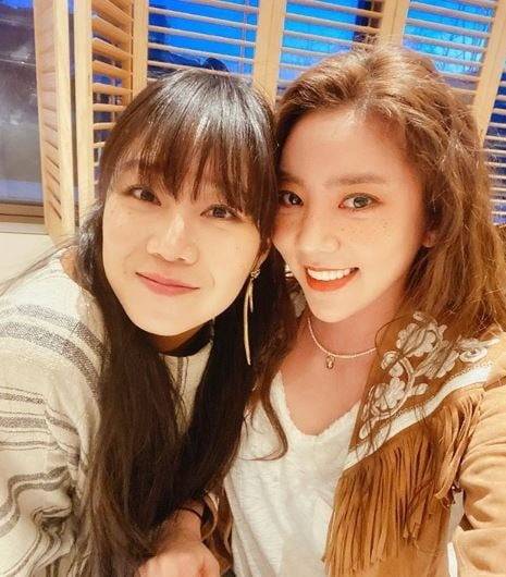 ▲ 과거 공효진(왼쪽)과 함께 한 손담비. 출처l손담비 SNS