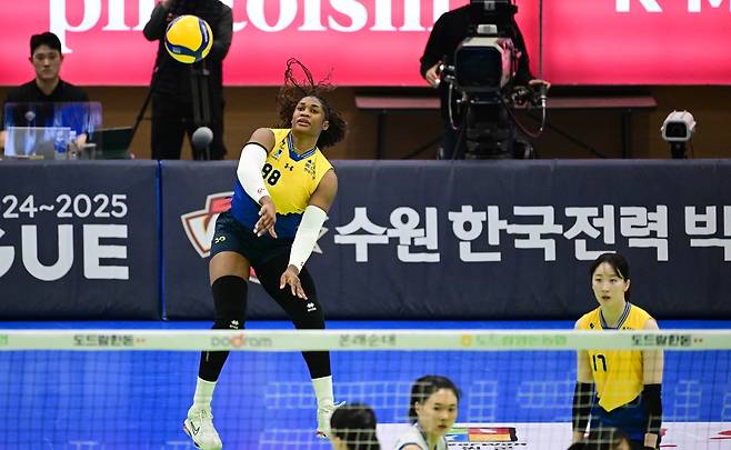 현대건설 모마의 서브 [한국배구연맹 제공. 재판매 및 DB 금지]