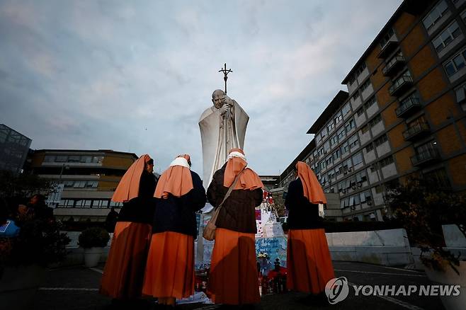 8일(현지시간) 교황이 입원한 로마 제멜리 병원에서 쾌유 기원하는 수녀들 [로이터 연합뉴스. 재판매 및 DB 금지]
