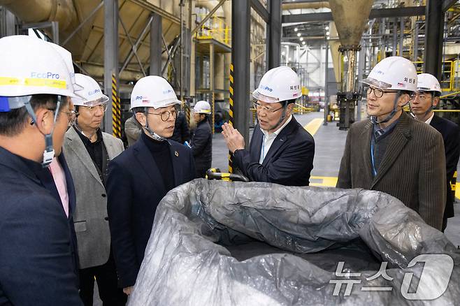 김완섭 환경부장관이 경북 포항시 영일만 일반산업단지의 에코프로 포항캠퍼스와 에코프로씨엔지를 방문하여 배터리 재활용 공정을 살펴보고 있다. (환경부 제공. 재판매 및 DB 금지) 2025.3.7/뉴스1 ⓒ News1 김명섭 기자