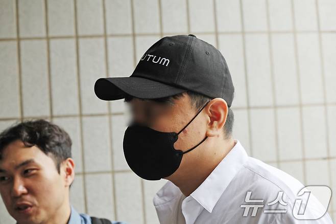 가상자산 시세 조작 의혹을 받는 '존버킴' 박 모 씨가 17일 오후 서울 양천구 남부지방법원에서 열린 구속전피의자심문(영장실질심사)에 출석하고 있다. 박 씨는 코인원 이사 등에게 뒷돈을 주고 실체가 없는 '포도코인'을 상장한 뒤 약 200억 원을 가로챈 혐의를 받는다. 앞서 박 씨는 해당 사건으로 출국금지 조치되자 밀항을 시도하다 해경에 붙잡혀 밀항단속법 위반으로 실형을 받은 바 있다. 2024.7.17/뉴스1 ⓒ News1 장수영 기자