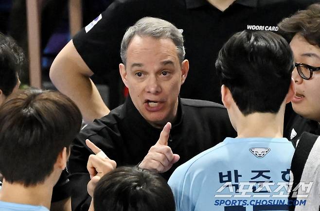 우리카드 파에스 감독이 9일 대한항공전서 선수들에게 작전지시를 하고 있다. 사진제공= KOVO