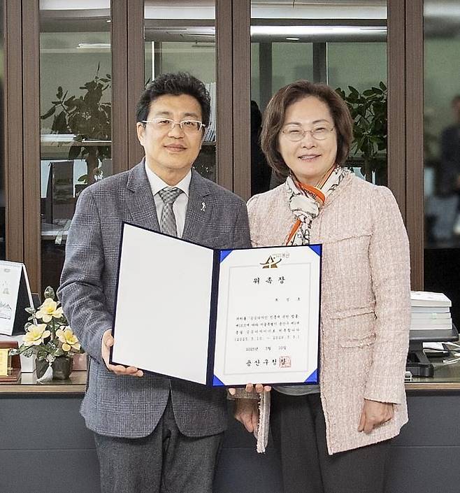 박희영 용산구청장(오른쪽)과 7일 위촉장을 받은 최성호 제1대 용산구 총괄 공공디자이너가 기념 촬영을 하고 있다. 용산구 제공.