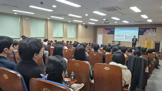 지난 8일 서울교대에서 열린 '의사의 길, 희망을 처방합니다' 세미나에서 의대생과 전공의들이 배장원 교수의 강의를 듣고 있다. 최태원 기자