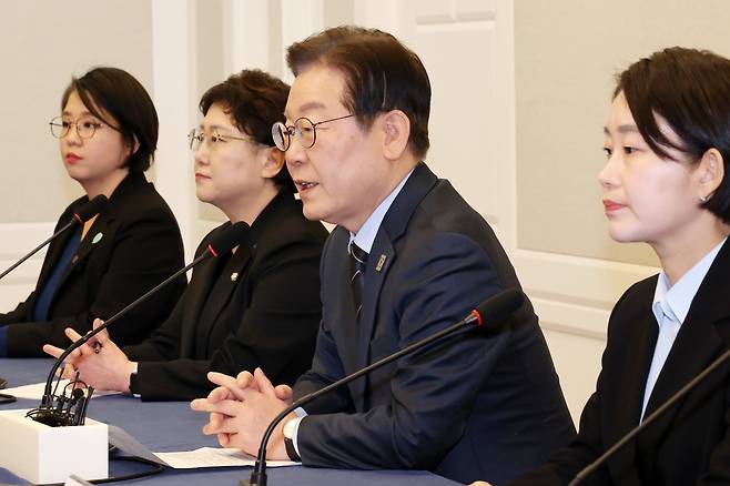 이재명(왼쪽 세 번째) 더불어민주당 대표가 9일 오후 서울 여의도 국회에서 열린 야 5당 비상시국 공동 대응을 위한 원탁회의에서 발언하고 있다./뉴시스