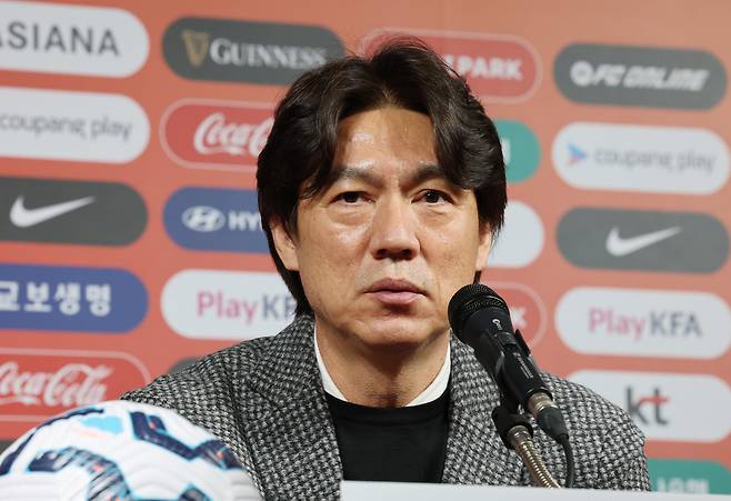 홍명보 축구 국가대표팀 감독이 10일 서울 종로구 축구회관에서 3월 월드컵 예선 2연전 소집 명단을 발표하고 있다. /뉴스1