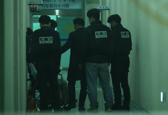 지난 7일 오후 대전서부경찰서에서 첫 대면조사를 마친 대전 초등생 살해 교사. 연합뉴스.