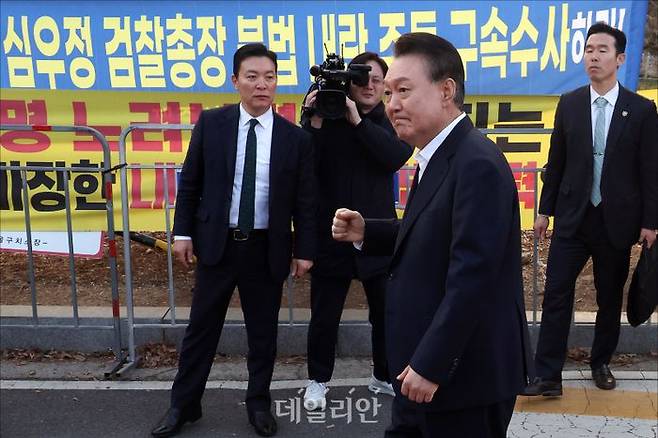 윤석열 대통령이 8일 오후 경기도 의왕시 서울구치소에서 법원의 구속 취소로 결정으로 석방되어 나오며 지지자들에게 인사를 하고 있다. ⓒ데일리안 홍금표 기자