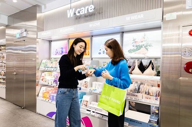 올리브영 강남타운 ‘W케어존’에서 고객들이 W케어 상품을 체험하고 있다.ⓒ올리브영