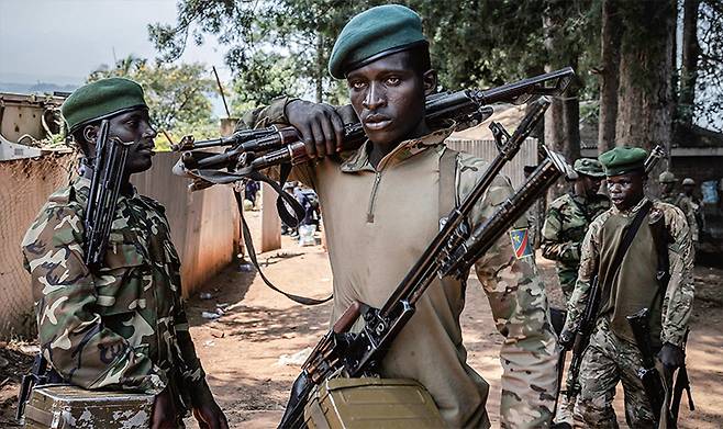 친르완다계 반군인 M23 소속 군인이 무장한 모습. /AFP연합