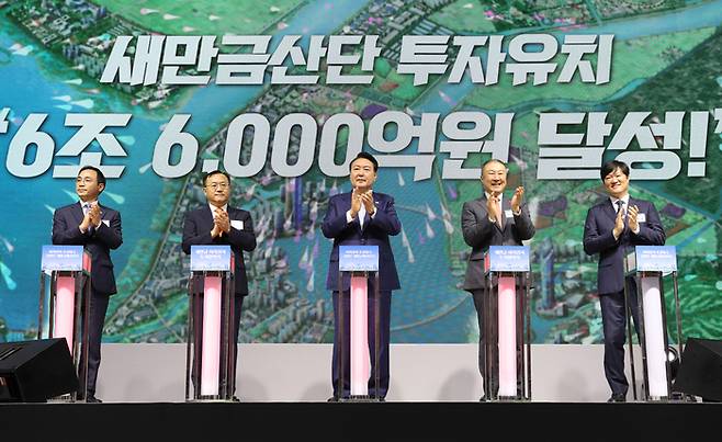 윤석열 대통령과 구자은 LS그룹 회장 등이 지난 2023년 8월 전북 군산새만금컨벤션센터(GSCO)에서 열린 '새만금 이차전지 투자협약식'에서 퍼포먼스를 마친 뒤 박수치고 있다. (왼쪽부터) 김오진 당시 국토교통부 제1차관, 명노현 LS 대표, 윤 대통령, 구 회장, 허제홍 엘앤에프 의장. (사진=대통령실통신사진기자단)