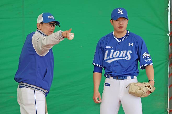 지난 2월 일본 오키나와 캠프에서 최일언 퓨처스 감독(왼쪽)의 지도를 받고 있는 양창섭. 삼성 제공