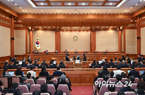 문형배 헌법재판소장 직무대행을 비롯한 헌법재판관들이 25일 서울 종로구 헌법재판소 대심판정에서 열린 윤석열 대통령 탄핵심판 최종 변론에 입장해 재판을 기다리고 있다. 2025. 2. 25. [사진=사진공동취재단]