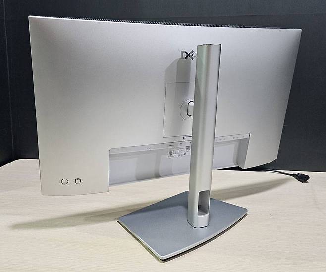 틸트, 스위블, 엘리베이션, 피벗 기능까지 가능한 다기능 스탠드