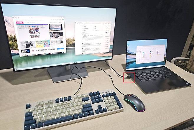 모니터에 키보드/마우스 등의 주변기기를 연결해두면 노트북을 한층 편리하게 활용 가능 / 출처=IT동아