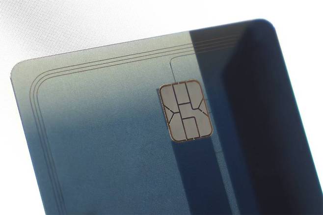 우리가 사용하는 신용카드의 금속 칩 아래에 IC칩이 있고, 카드 테두리에 금속 안테나가 있다. 이 안테나가 자기장을 만나면 칩을 구동하는 미세 전압을 형성한다 / 출처=IT동아