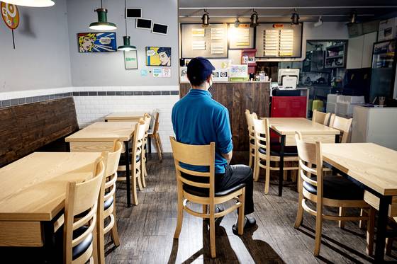 송영철(가명)씨가 옛 가게에 망연히 앉아 있다. 옛 직원이 가게를 인수해 준 덕택에 폐업 비용을 아낀 그는, 그 보답으로 간혹 가게에 나와 일을 도와준다.