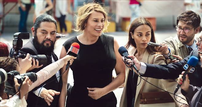 영화 ‘에밀리아 페레즈’는 성전환 수술로 새로운 이름과 신분을 얻은 멕시코 마약상의 이야기를 그린다. 오는 12일 국내 개봉한다.  그린나래미디어 제공