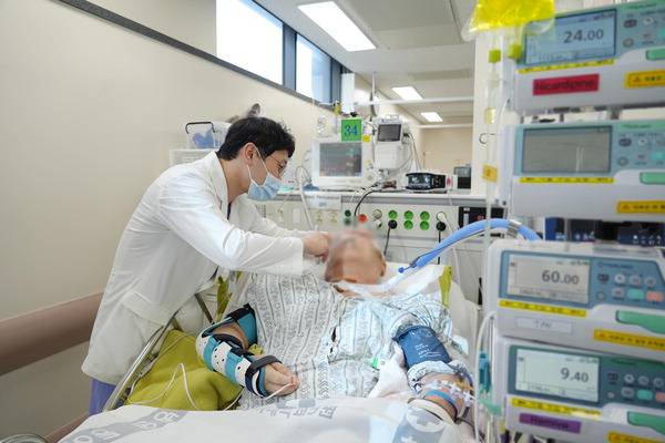 동아대병원 중환자의학과 정진헌 교수가 신경계중환자실에서 환자의 상태를 확인하고 있다.  동아대병원 제공