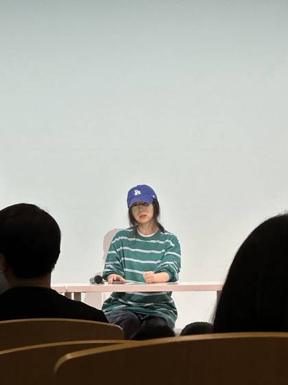Min Hee-jin, CEO of ADOR, asks photo journalists to turn off their flashlights. [CHO YONG-JUN]