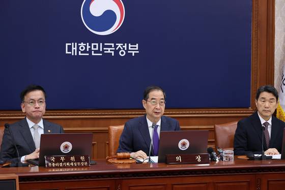 Prime Minister Han Duck-soo speaks in a Cabinet meeting at the government complex in central Seoul Thursday morning, addressing the general election results. [YONHAP]