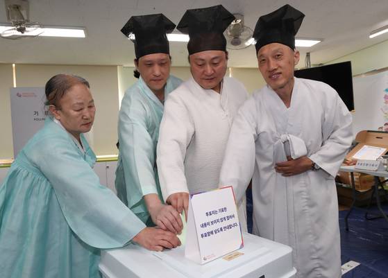 Voters cast their ballots at a polling station in Nonsan, South Chungcheong, Wednesday. [NEWS1]