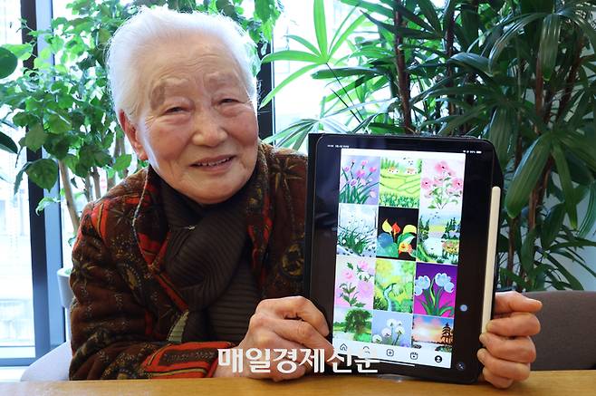 국내 초고령 그림 작가인 만 91세 여유재순 작가가 서울 상암동의 한 카페에서 매일경제신문과 인터뷰하고 있다. 이승환 기자