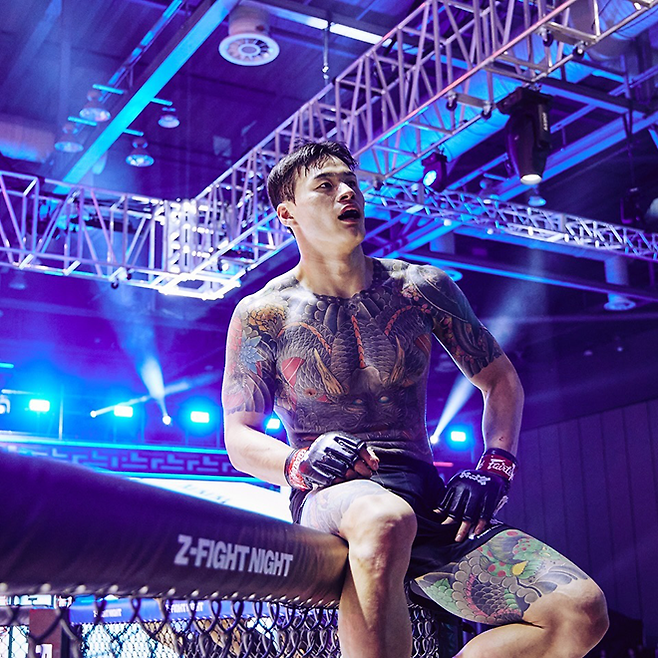 황인수가 2024년 12월 경기도 고양시 KINTEX 제2전시장 7A홀 Z-Fight Night 2 메인이벤트 승리 후 케이지 위에 올라가 관중을 보고 있다. ZFN 2는 UFC Fight Pass로 세계 200여 나라에 생중계됐다. 사진=MCP ECC