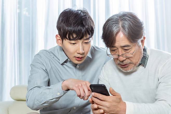 결혼을 앞둔 김민홍 씨(30세·무주택자)는 지난달 아버지로부터 전세 낀 집(시세 5억원·전세보증금 3억원)을 증여받기로 했다. 전세 보증금(3억원)은 민홍 씨가 부담하는 조건으로 받긴 했는데, 막상 증여세를 계산해 보려고 하니 머리가 복잡하다. 5억원을 기준으로 해야 할지, 보증금을 뺀 2억원을 대상으로 봐야 할지 도무지 알 수가 없다. 심지어 전세 낀 집을 줄 땐 아버지도 양도세를 내야 한다는 소식을 들었는데 무슨 이유인 걸까. [게티이미지뱅크]