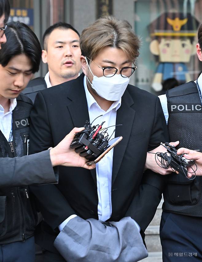 음주 뺑소니 혐의를 받는 가수 김호중이 31일 오전 서울 강남구 강남경찰서에서 검찰로 송치되고 있다. [사진=임세준 기자/jun@]