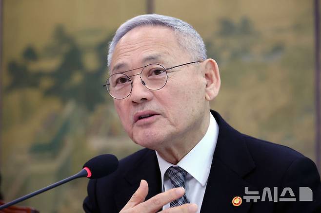 [서울=뉴시스] 조성우 기자 = 유인촌 문화체육관광부 장관이 19일 오전 서울 여의도 국회에서 열린 문화체육관광위원회 전체회의에서 의원 질의에 답변하고 있다. 2025.02.19. xconfind@newsis.com