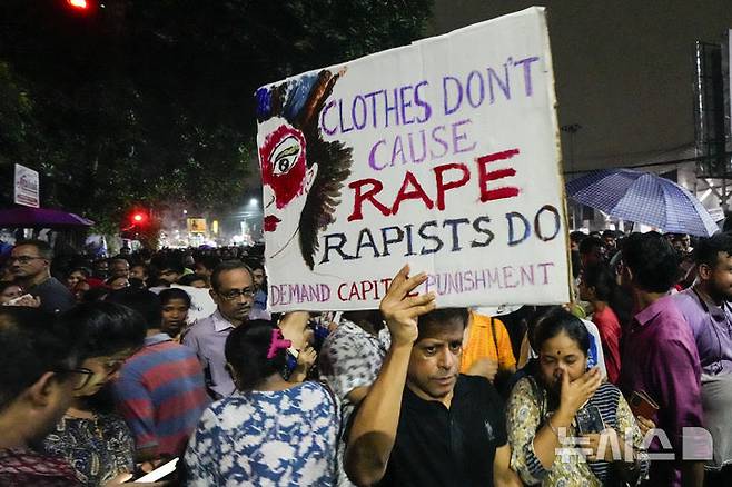 [콜카타=AP/뉴시스] 14일(현지시각) 인도 콜카타에서 열린 자정 집회에 참여한 시위대가 국립병원 여성 수련의를 성폭행하고 살해한 용의자에 대한 처벌과 재발 방지 대책 마련을 요구하고 있다. 지난 9일 콜카타의 RG카르 의과대학 병원에서 31세 여성 수련의가 저녁 식사 후 휴식을 위해 세미나실에 들어갔다가 성폭행 후 피살됐다. 2024.08.15.